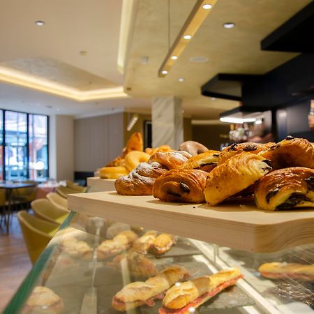 Grand Plaza Hotel & Wellness Andorra la Vella Bagian luar foto The interior of the restaurant