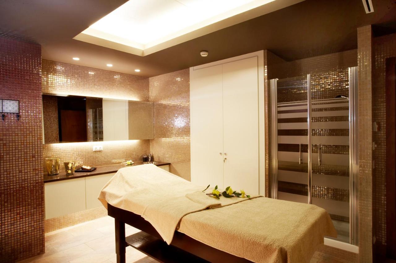 Grand Plaza Hotel & Wellness Andorra la Vella Bagian luar foto A treatment room at a spa