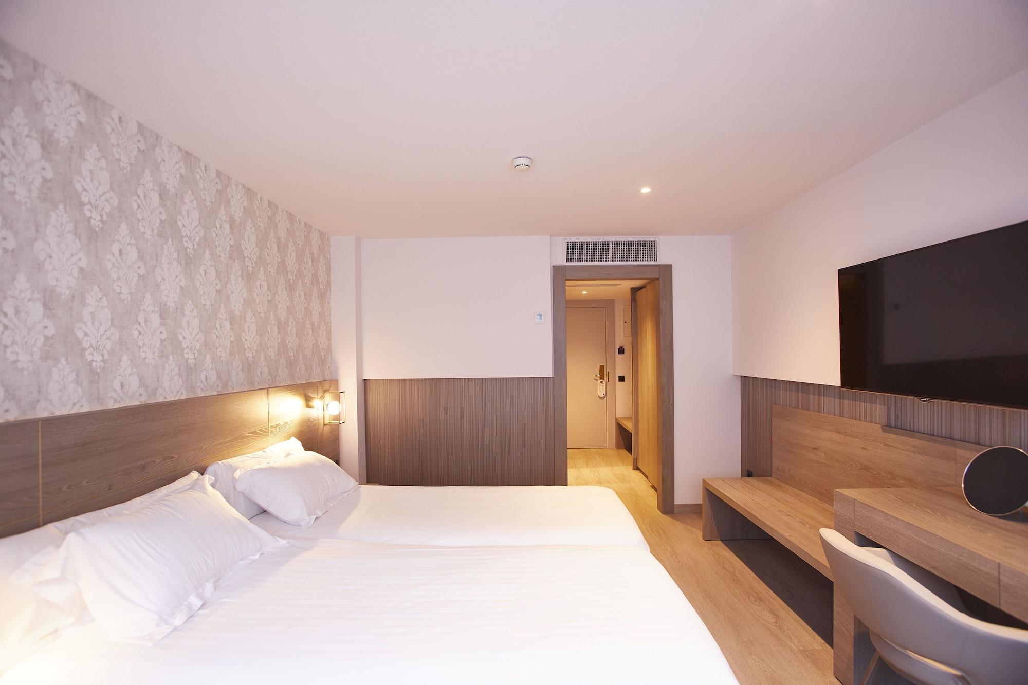 Grand Plaza Hotel & Wellness Andorra la Vella Bagian luar foto A room at the hotel