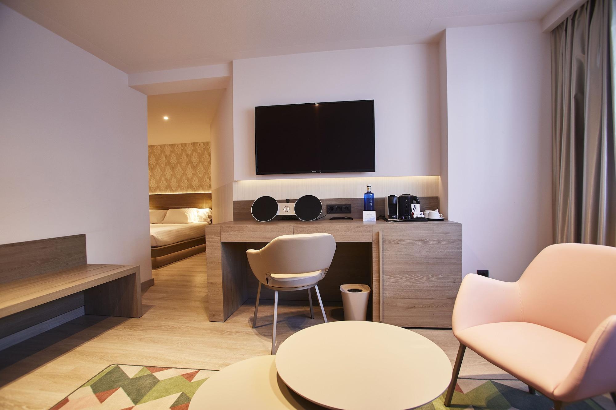 Grand Plaza Hotel & Wellness Andorra la Vella Bagian luar foto A suite at the hotel
