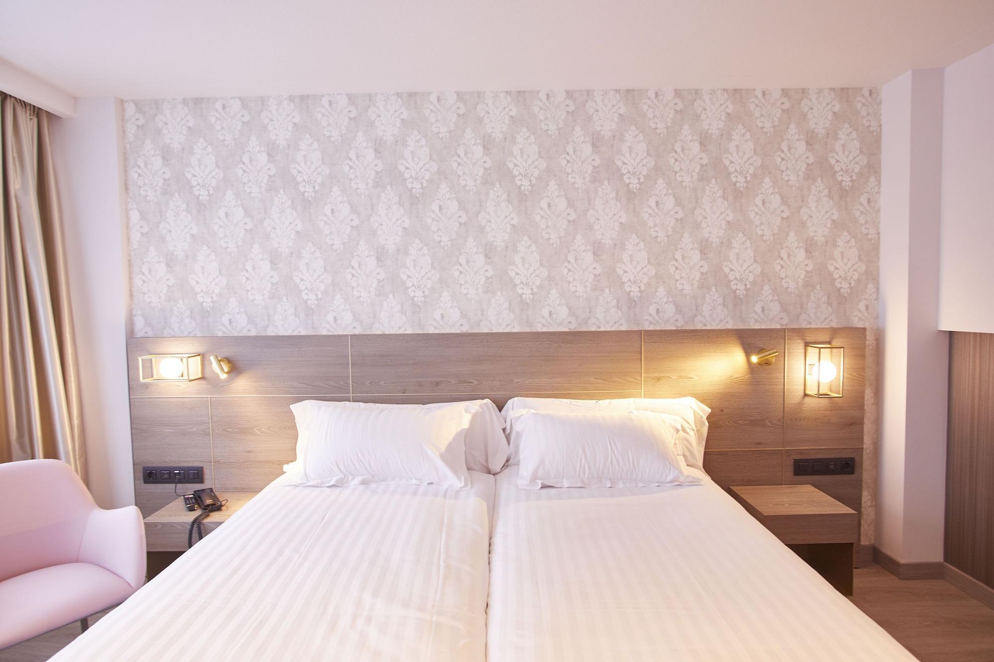 Grand Plaza Hotel & Wellness Andorra la Vella Bagian luar foto A room at the hotel