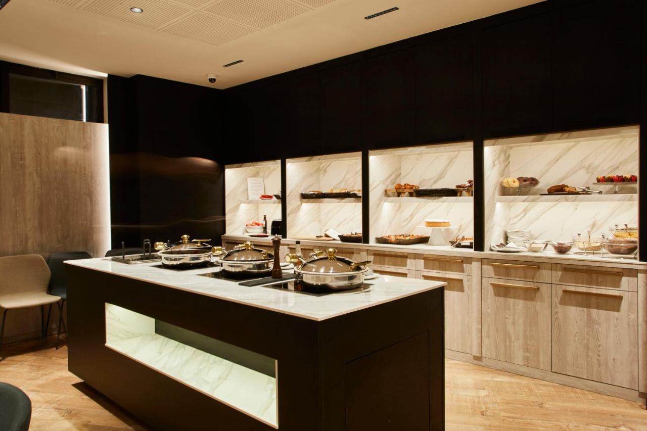 Grand Plaza Hotel & Wellness Andorra la Vella Bagian luar foto The buffet at the lounge