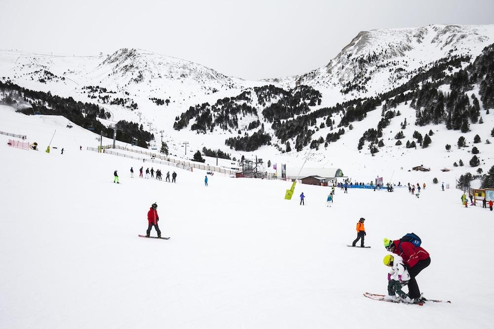 Grand Plaza Hotel & Wellness Andorra la Vella Bagian luar foto Skiing at the resort