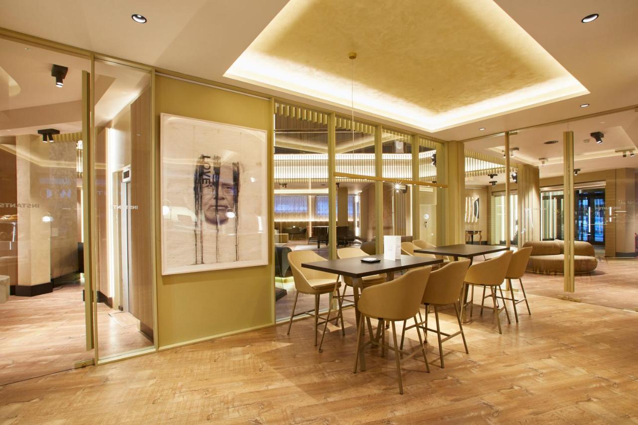 Grand Plaza Hotel & Wellness Andorra la Vella Bagian luar foto The lounge at the airport